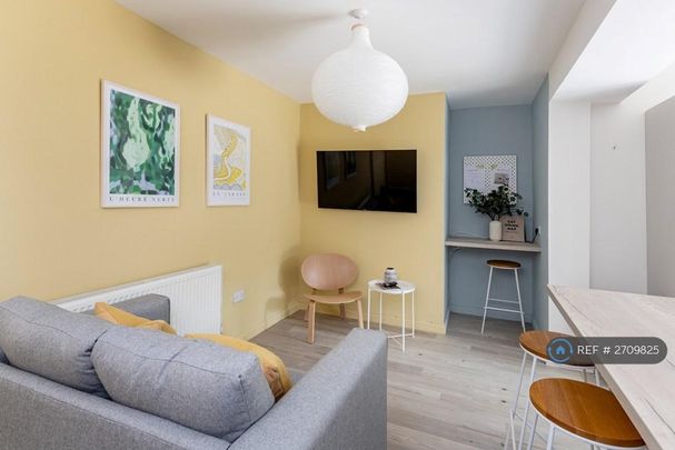 6 bedroom semi-detached house to rent - Photo 1