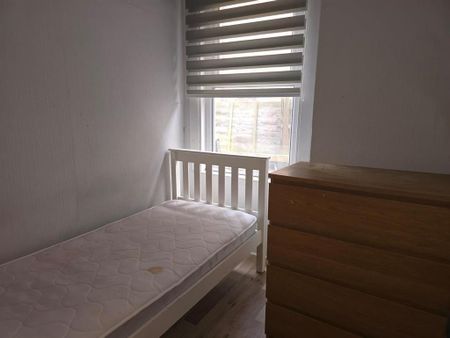 3 bedroom flat to rent - Photo 2