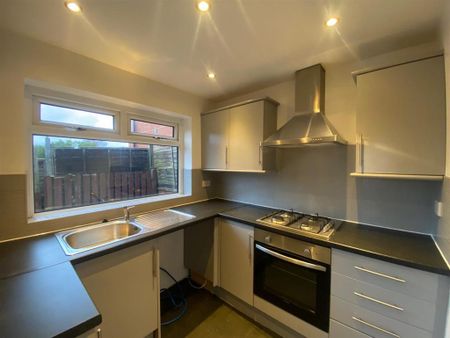 3 bedroom end of terrace house to rent - Photo 2