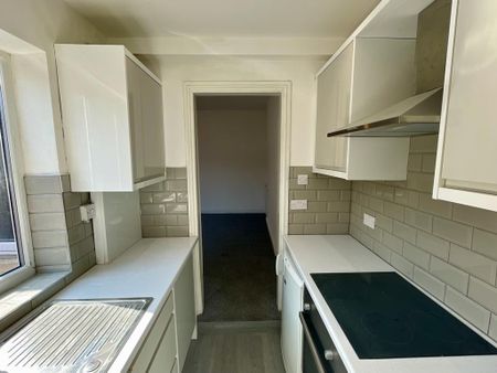 3 bedroom flat to rent - Photo 5