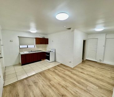 FRESH FLOORS. 400M TO THE STATION. - Photo 1