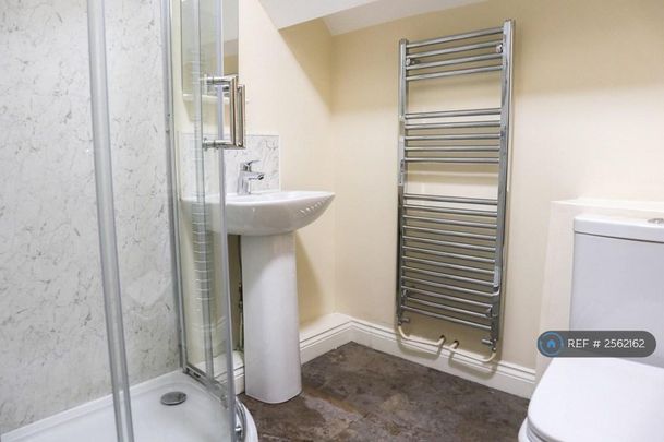 4 bedroom flat to rent - Photo 1