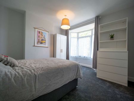 Cambridge Street Room 4 - Photo 2