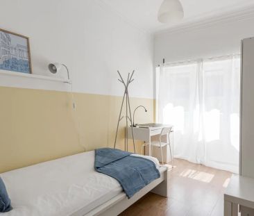 Room in a shared 8-bedroom apartment for rent in Lisbon, no pets, no smoking - Photo 5