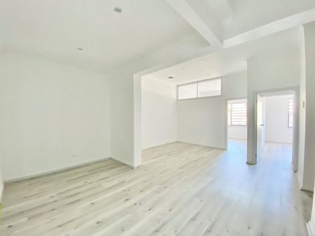 LOVELY THREE BEDROOM APARTMENT IN PRIME LOCATION - Photo 4