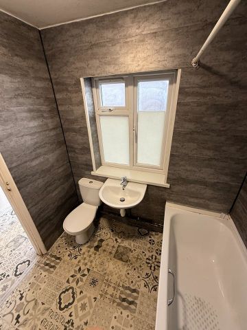 3 Bed Flat, Glenmore Parade, HA0 - Photo 2