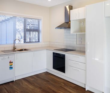 STYLISH FAMILY HOME READY TO MOVE IN! - Photo 4