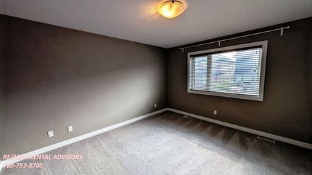 SPACIOUS 3 BED, 2.5 BATH, 2 STOREY SF HOME & DBL ATTACHED GARAGE IN THE COMMUNITY OF EVANSTON - Photo 2