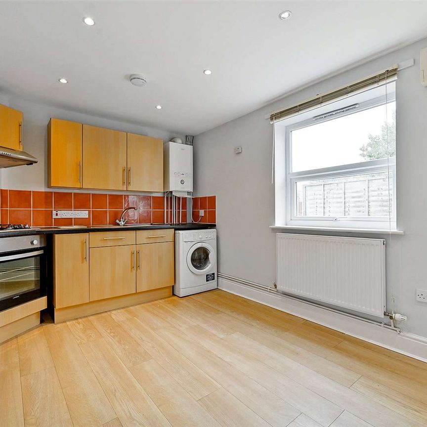 A well-presented one-bedroom house offering comfortable and modern living. - Photo 1