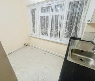 4 bedroom end of terrace house to rent - Photo 6