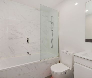 Near New Stylish Two Bedroom Apartment - Photo 6