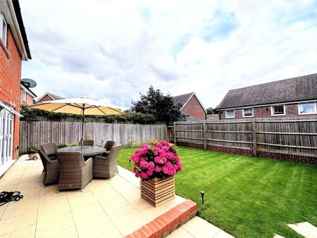 4 bedroom detached house to rent - Photo 2