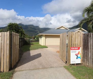 Family Friendly Air conditioned Home - Fenced Yard with double gate... - Photo 4