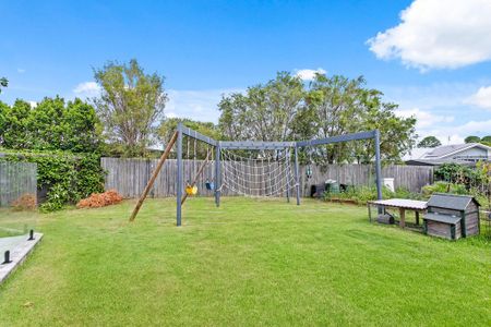 Stunning Family Home with Ducted Air Conditioning and Pool! - Photo 5