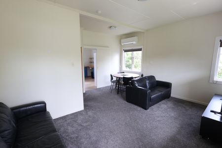 Charming Two-Bedroom Cottage for Rent in Mangapapa - Photo 2