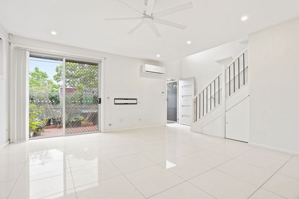 2/27 Tungarra Road, Girraween NSW 2145 - Townhouse For Rent | Domain - Photo 1