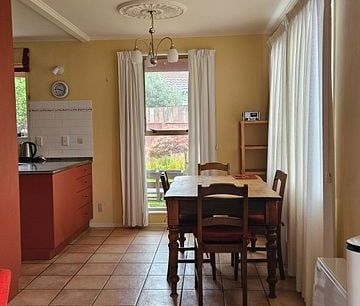 Well presented three bedroom townhouse - Photo 2