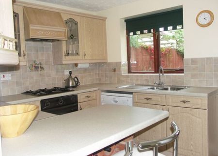 4 bedroom detached house to rent - Photo 4