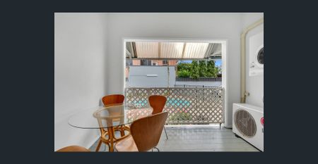 AVAILABLE NOW - ground floor in boutique complex - Photo 2