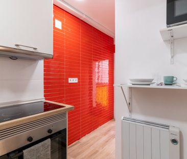 Exterior room on Calle Paseo de Moreras - Photo 1