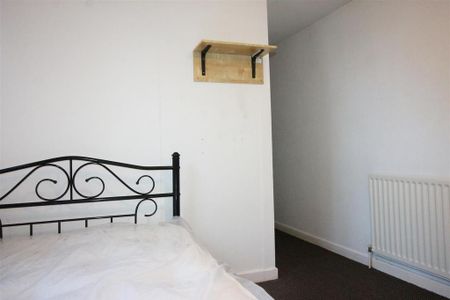 4 bedroom flat to rent - Photo 2