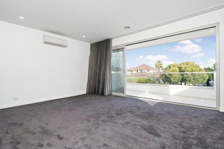 BREATHTAKING VIEWS & FAMILY LUXURY! - Photo 4