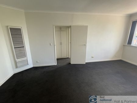 Spacious Two Bedroom Apartment - Photo 4