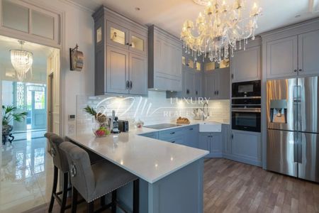 Vivre à Eze : Villa familiale avec beau jardin, piscine et annexe - Photo 5