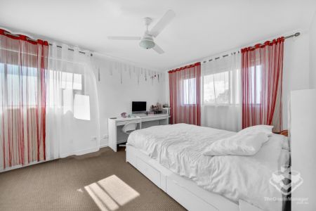 BEAUTIFULLY DESIGNED 3-BEDROOM UNIT - Photo 3