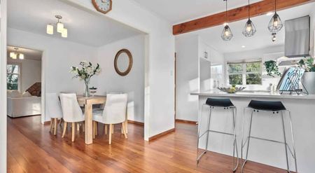 Fabulous 4-Bedroom Character Bungalow – Warm a... - Photo 3