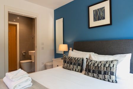 A fully furnished, one-bedroom apartment with a private balcony and allocated parking. Situated in central Cambridge and within walking distance to Cambridge train station. - Photo 5