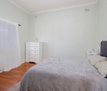 Charming Hamilton Classic in a Prime Location - Photo 5
