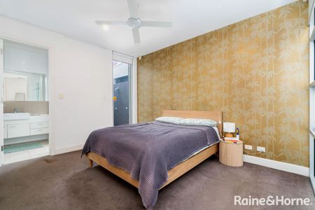 Simply Irresistible! - City Living at its best - Photo 3