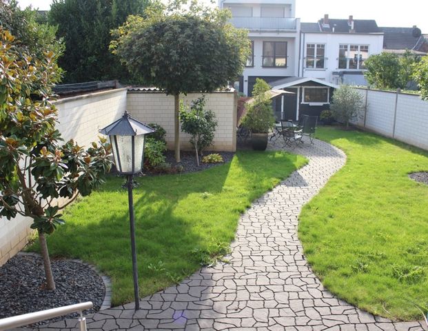 Wohnen & Arbeiten kombinieren! Attraktives Einfamilienhaus mit Anbau in zentraler Lage von Alfter! - Photo 1