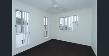 Beautiful Modern 3-Bedroom Townhouse with Ducted A/C - Photo 5