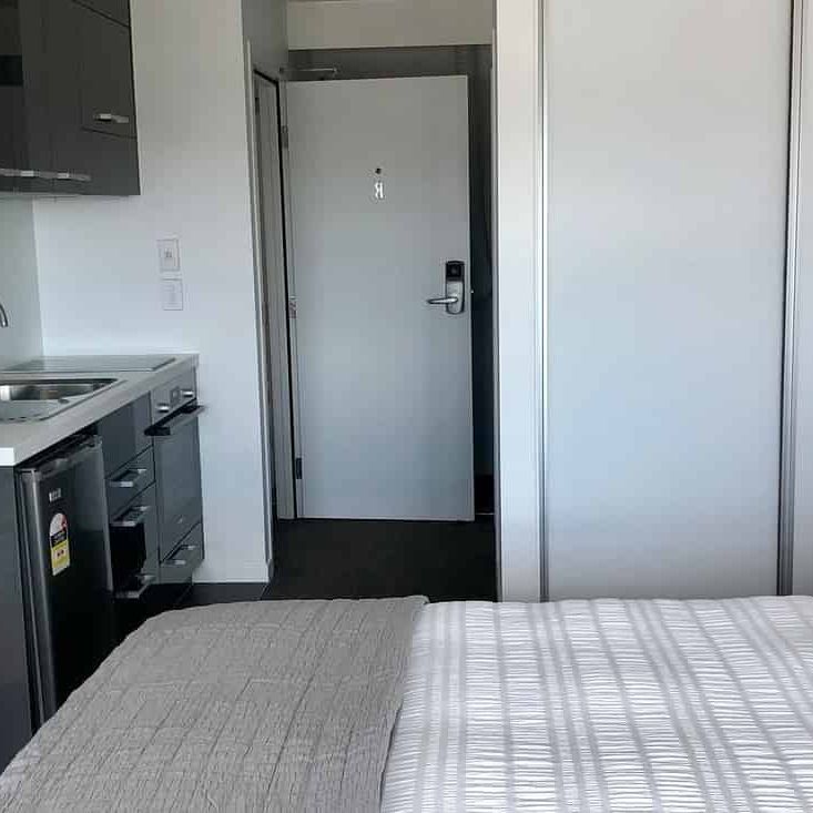 Fully Furnished Secure Studio Apartment - Photo 1