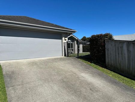 Private and Sunny 4-bedroom home in quiet street - Photo 2