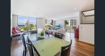 Spacious 3-Bedroom Penthouse / Level 7 | Ocean and Canal Views | Two Level Layout | Surfers Paradise - Photo 2