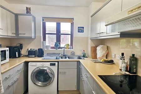 2 bedroom retirement property to rent - Photo 2