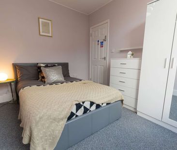 🏡 Home from Hospital: Stylish House Share Steps from George Eliot! - Photo 3