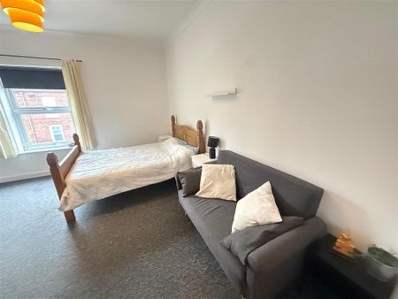 1 bedroom in a house share to rent - Photo 4
