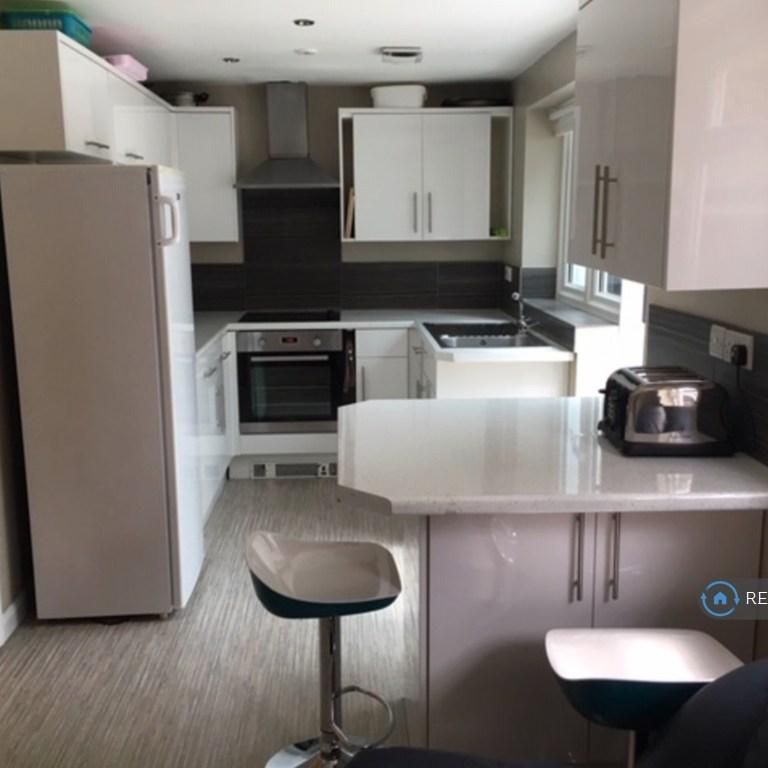 1 bedroom in a house share to rent - Photo 1