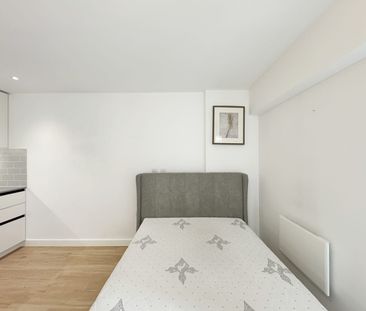Studio Flat, Beaufort Square, NW9 - Photo 4