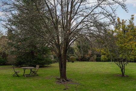 Downs Lodge Court, Epsom - Photo 2