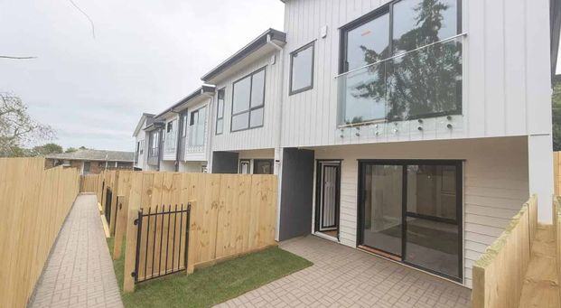 43 Savoy Road, Glen Eden - Photo 1