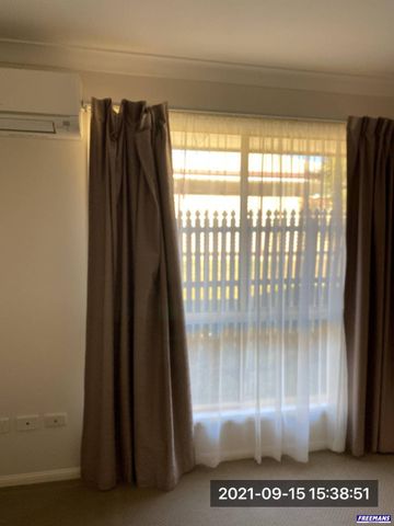 Lovely 3 Bedroom/2 Bathroom Air Conditioned Home - Photo 3