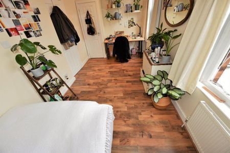 1 bedroom in a house share to rent - Photo 2