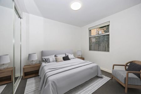 Modern One Bedroom Apartment with Private Courtyard! - Photo 3