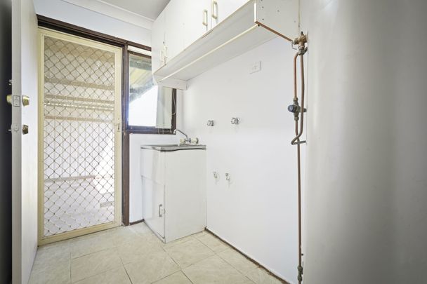 Spacious 3-Bedroom Family Home in Sought-After Bonnyrigg Heights Location - Photo 1