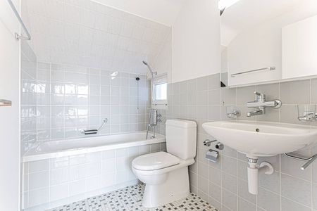 Renovierte Dachwohnung an ruhiger Lage mit traumhafter Aussicht! - Photo 5